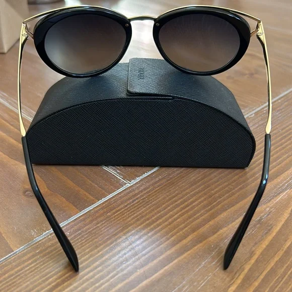 Prada sunglasses & case - Picture 5 of 5